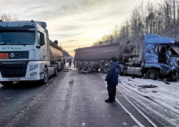 500 литров на дорогу. Бензовоз, который вез в Карпинск топливо, попал в ДТП на трассе