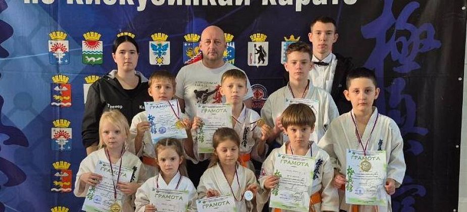 Карпинские каратисты привезли из Новой Ляли восемь призовых мест