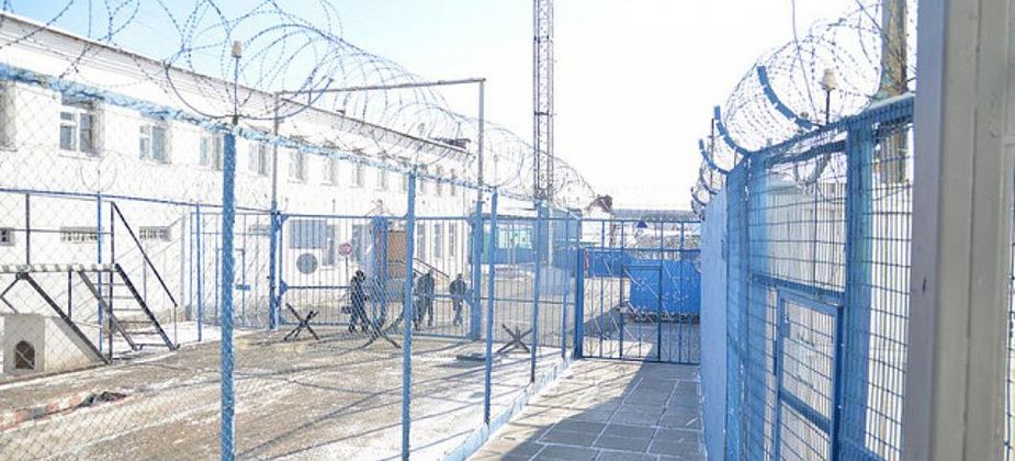 Сотрудник колонии проносил сотовые телефоны. Предстанет перед судом