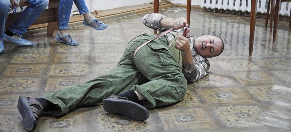 Директор ДООЦ Сергей Еремеев научил жителей Лесного приемам тактической медицины