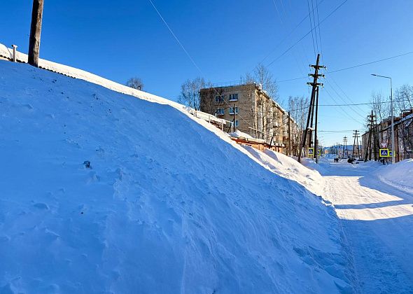 Горожане указывают на снежные валы у проезжей части по 8 Марта, которые дети используют как горку