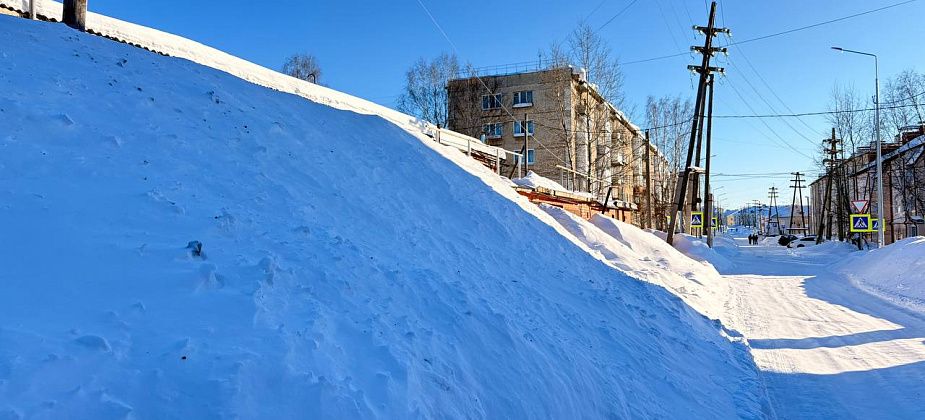 Горожане указывают на снежные валы у проезжей части по 8 Марта, которые дети используют как горку