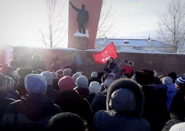 Карпинские коммунисты хотели провести на городской площади протестный митинг. Мэрия не разрешила