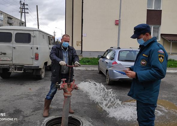 В Карпинске проверили пожарные гидранты. Начальник ПСЧ отметил отсутствие крышек на колодцах
