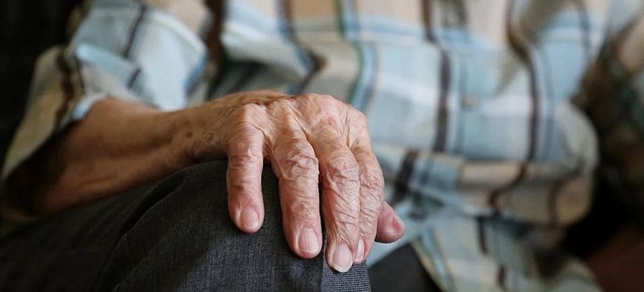 К пенсионерке пришли неизвестные, представились пожарными и взяли деньги за ремонт печи
