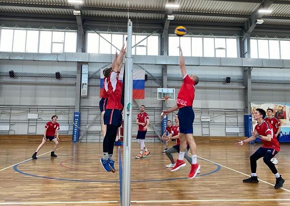 В карпинском ФОКе встретились лучшие волейбольные команды севера Свердловской области