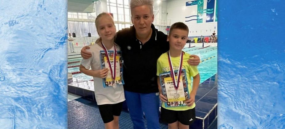 Двое карпинских спортсменов стали серебряными призерами на окружных соревнованиях по плаванию