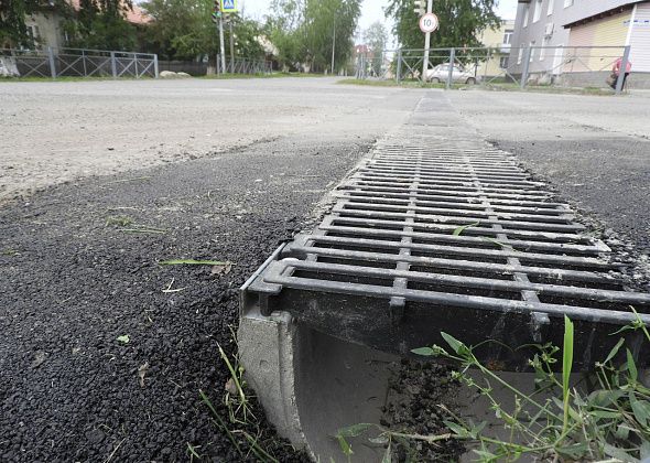 На улице Карпинского заменили "гремучие" решетки