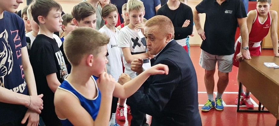 Карпинск посетил выдающийся боксер Шамиль Сабиров. Он рассказал о себе, поделился опытом и раздал автографы