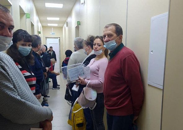 Карпинские пенсионеры боятся идти на вакцинацию из-за очередей в прививочный кабинет