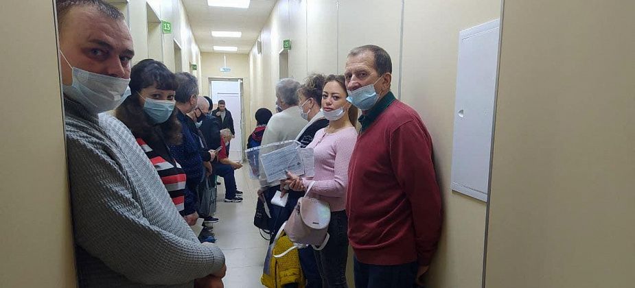 Карпинские пенсионеры боятся идти на вакцинацию из-за очередей в прививочный кабинет