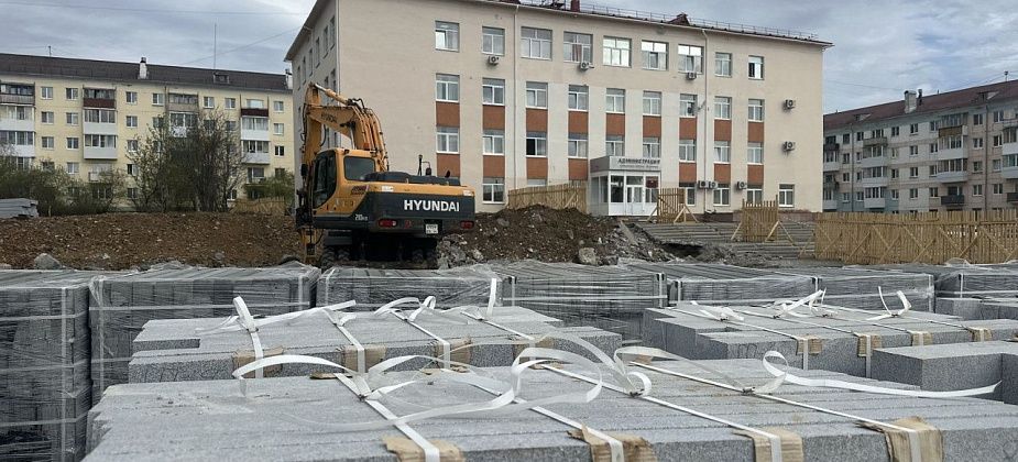 Демонтировали стену, привезли стройматериалы: продолжается благоустройство центральной площади