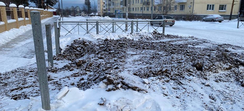 Вчера на Карпинского порвало сети ХВС. Их ремонтировали до трех часов ночи
