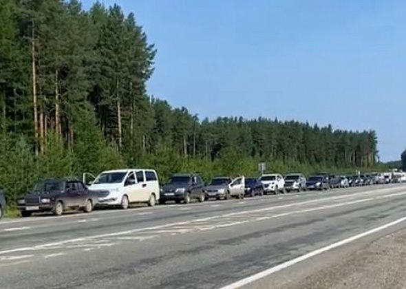 Сегодня на «Лукойловской» заправке в Карпинске скопилась очередь из более чем 50 автомобилей