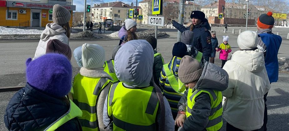 Госавтоинспекторы напомнили карпинским школьникам о безопасности на проезжей части