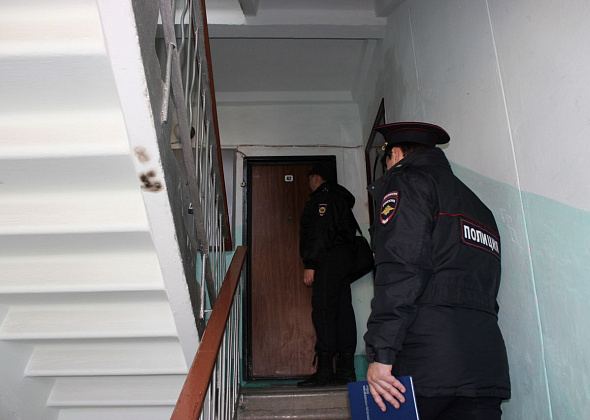 В Карпинске полицейские и приставы навестили должников