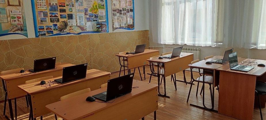 Карпинской школе-интернату подарили 28 ноутбуков 