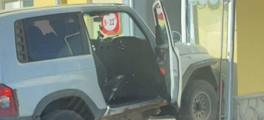 Пьянству бой! В Карпинске автомобиль без водителя взял на таран алкомаркет