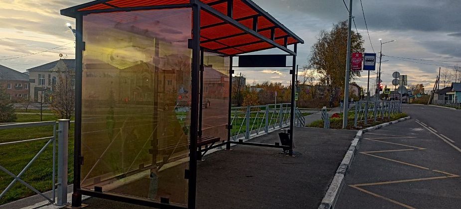 В Карпинске ломают остановки, спят под лавочками в парке и там же справляют нужду. Мэр недоволен