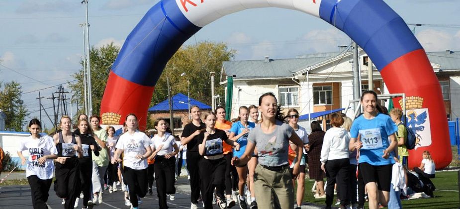 Бежали все: спортсмены, глава и артисты ГДК. Всероссийский день бега отметили более тысячи горожан