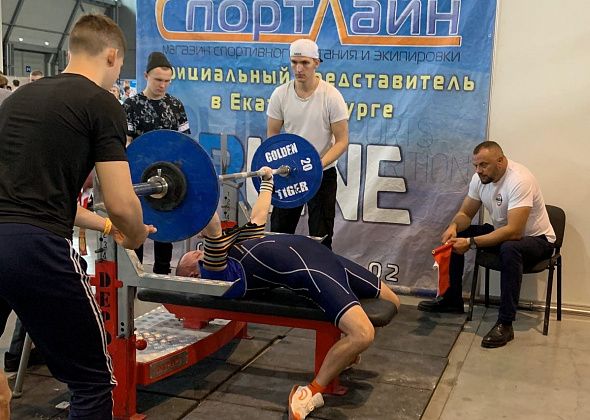 Карпинские спортсмены стали победителями на международном чемпионате по жиму штанги 