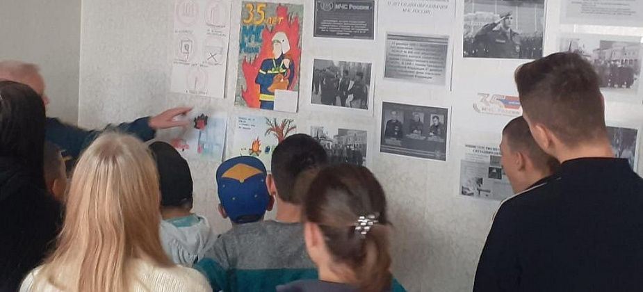 Карпинские спасатели провели экскурсию для воспитанников реабцентра в честь годовщины МЧС