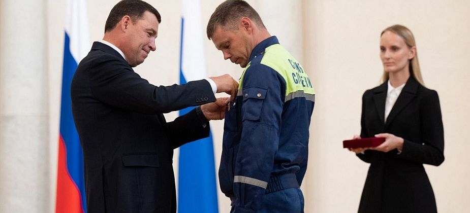 Начальник Карпинского спасотряда получил знак отличия «За заслуги перед Свердловской областью»