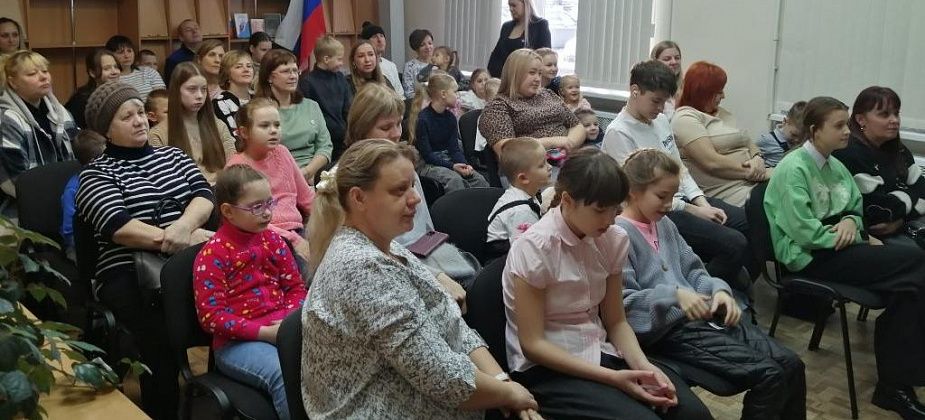 В Карпинской библиотеке торжественно наградили участников фотоконкурса, посвященного Дню матери