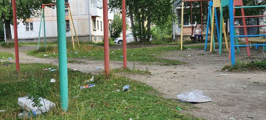 Возле каруселей и могил. Горожане возмущены мусором на детских площадках и на территории кладбища