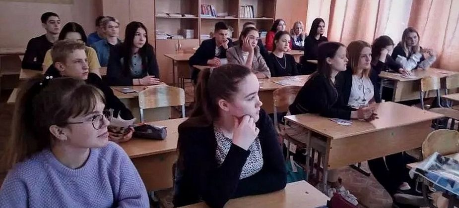 Карпинским школьникам рассказали: что такое ВИЧ и как от него защититься