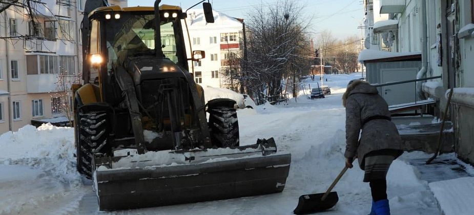 Горожане недовольны уборкой снега во дворах. В УК прокомментировали ситуацию