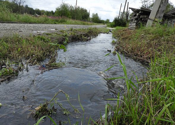 На улице Республики в Турью вновь течет вода из коллектора