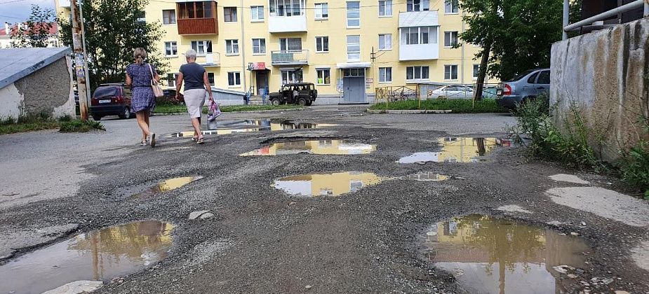 Карпинская пенсионерка возмутилась ямами между жилыми домами