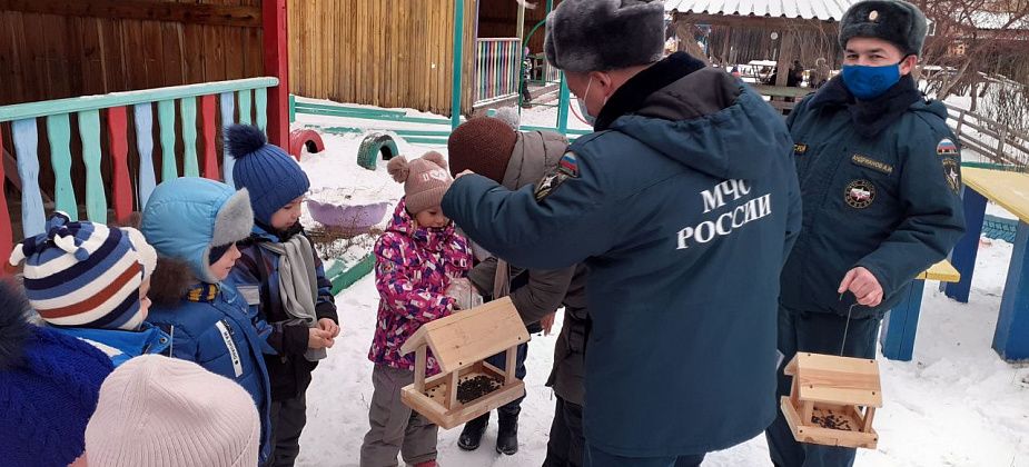Карпинские пожарные вновь подарили малышам кормушки для птиц