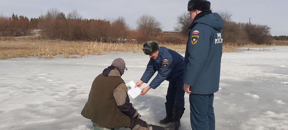 Пора сворачивать удочки: карпинские пожарные напоминают рыбакам об опасности весеннего льда