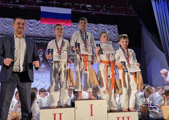 Воспитанники карпинской спортшколы привезли с фестиваля спортивных единоборств шесть медалей