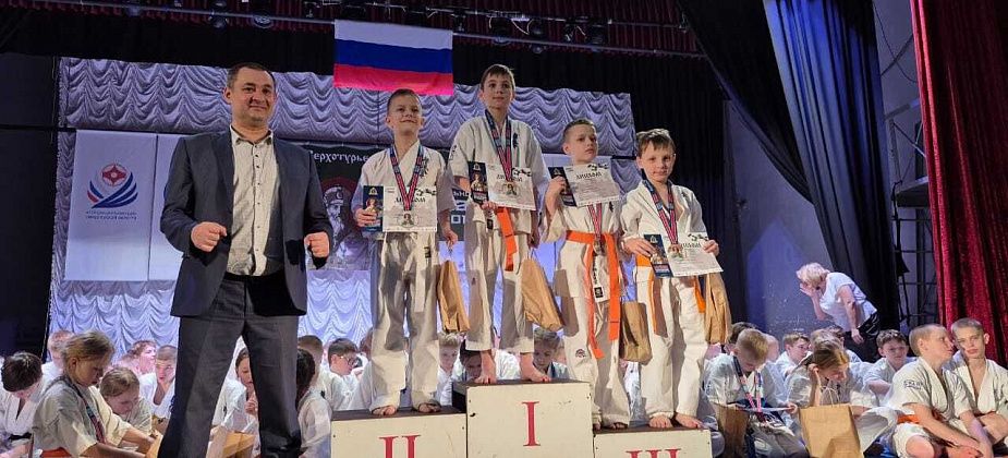 Воспитанники карпинской спортшколы привезли с фестиваля спортивных единоборств шесть медалей