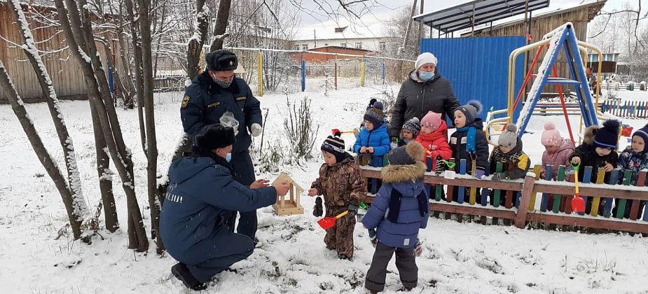 Карпинские спасатели подарили дошколятам кормушку для птиц и напомнили о пожарной безопасности