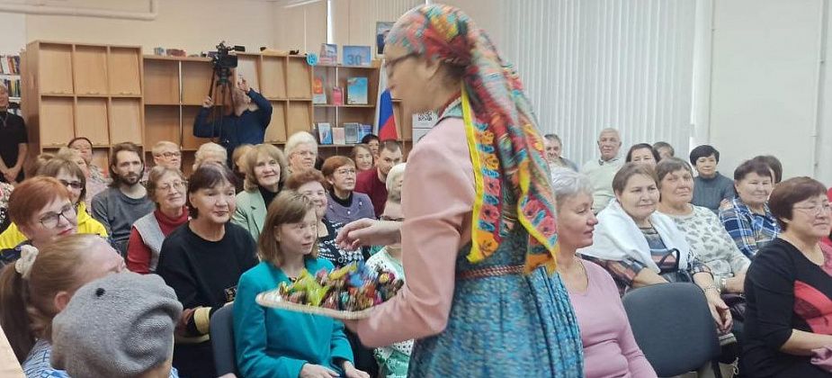 Концерт фольклорного коллектива «Златоцветы» в библиотеке посетили более полусотни зрителей