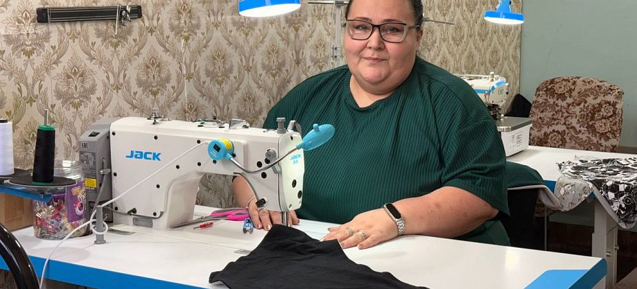 «Таких деток сложно одеть». Мама особенного ребенка шьет одежду для детей с инвалидностью
