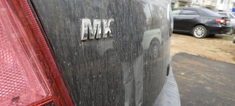 Горожане жалуются на налет, который остается на автомобилях после дождя