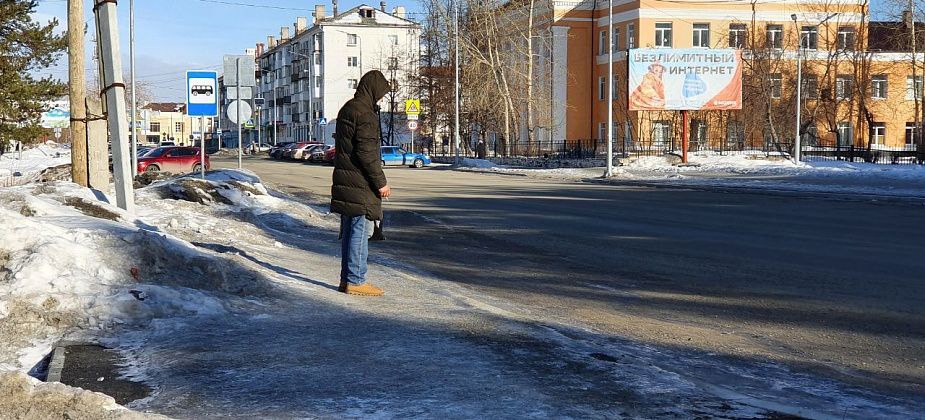 Карпинские пенсионеры просят поставить на остановках скамейки. Хотя бы временные