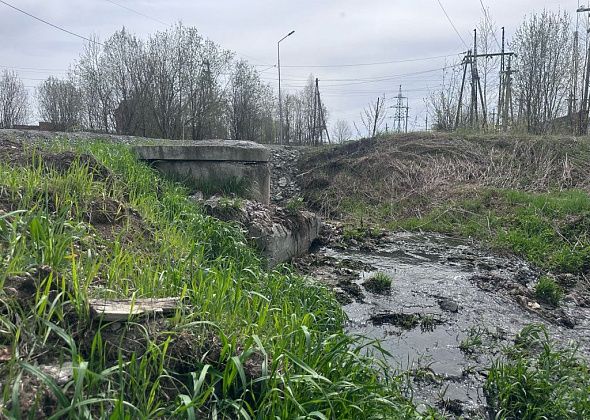 Коммунальщики устранили проблему с изливом канализации возле борта разреза