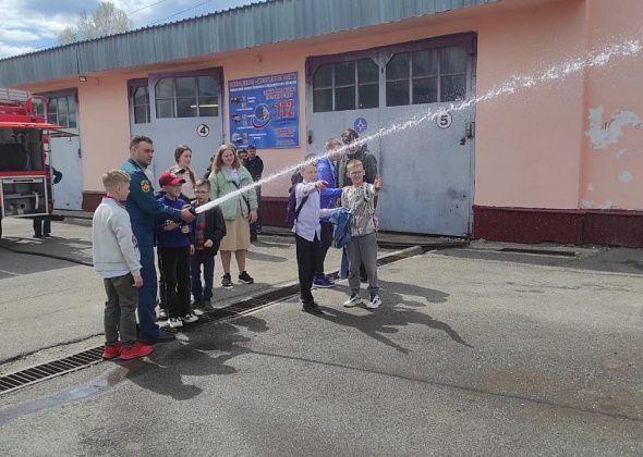 Пожарные провели экскурсию для учеников карпинской воскресной школы