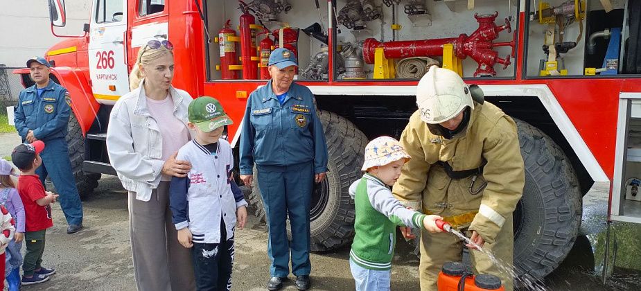 Пожарные посетили детский сад №2. Рассказали о своей профессии и показали ранцевый огнетушитель 