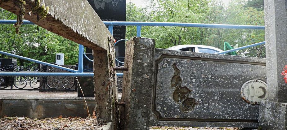 На городском кладбище нелюди разворотили надгробия в поисках металла