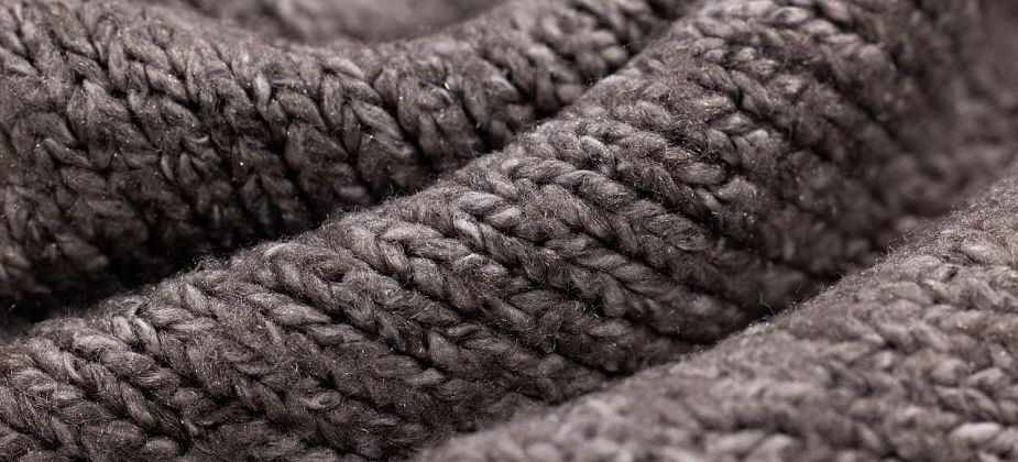 Карпинские библиотекари собирают теплые вещи для детей и стариков из Донбасса