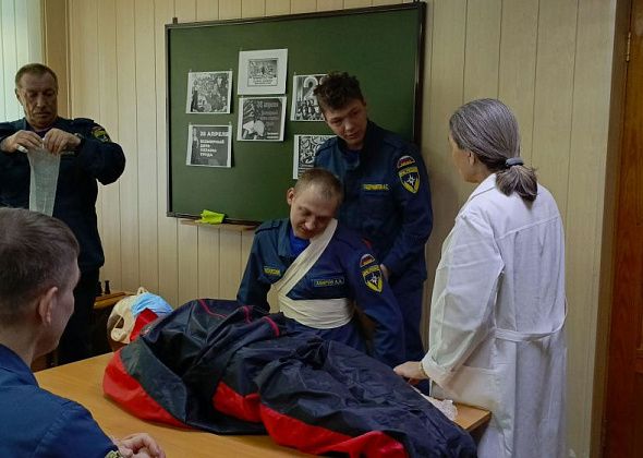 Пожарным показали на манекене, как надо правильно оказывать первую медпомощь