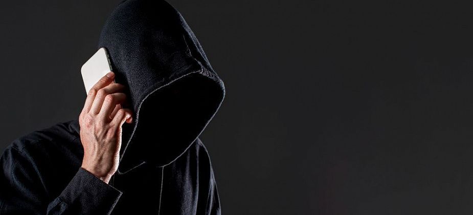 Телефонные мошенники активизировались перед Новым годом и убеждают россиян совершать поджоги