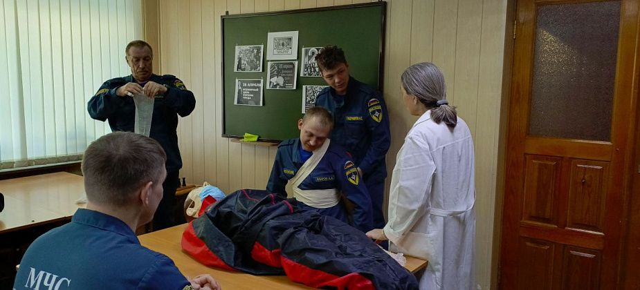 Пожарным показали на манекене, как надо правильно оказывать первую медпомощь